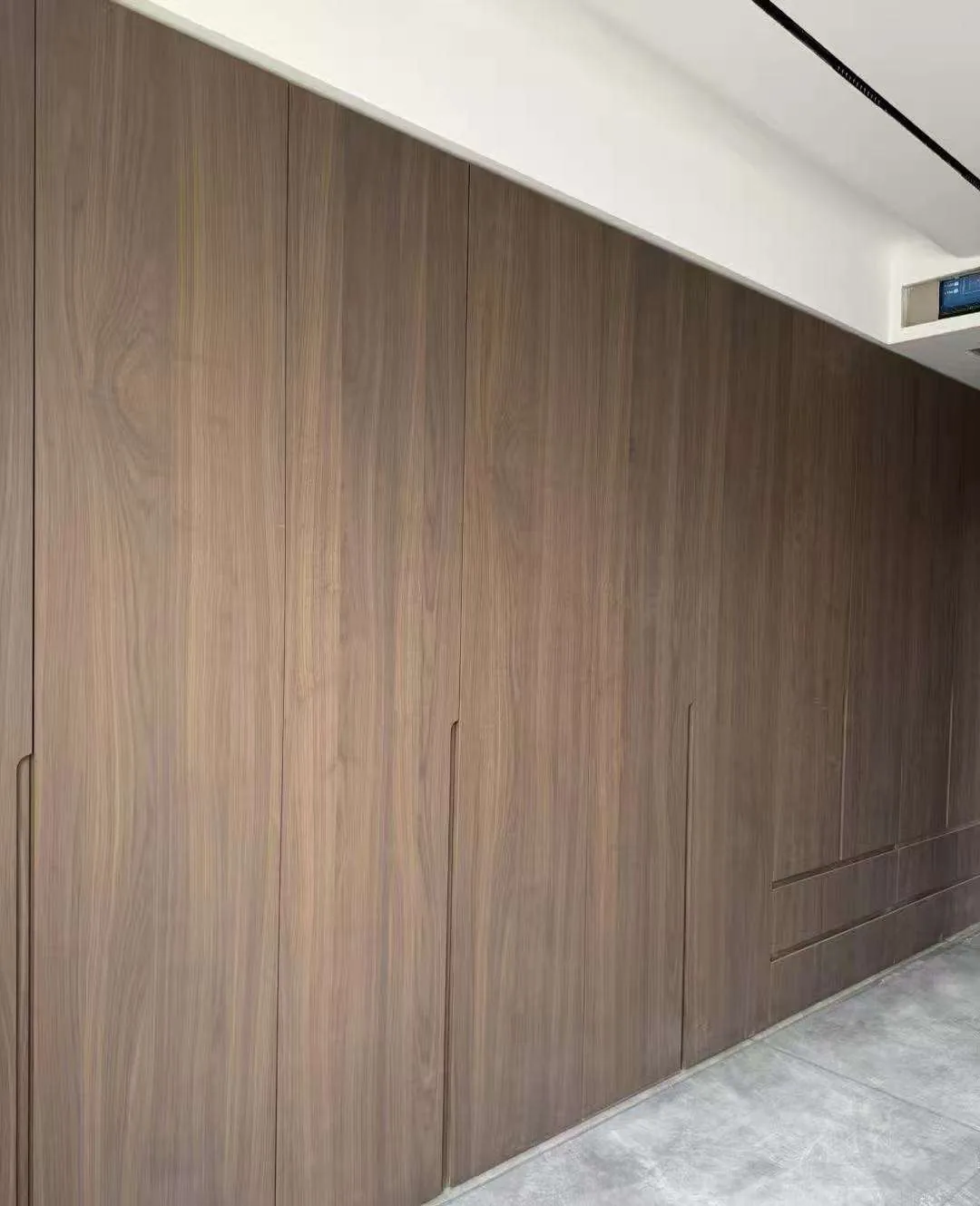 Continuous wood-look wall panel direction used as a design reference